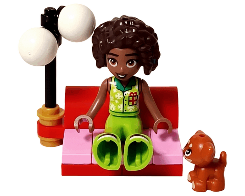 LEGO Friends 42668 ソファに座るアリヤと犬のアイラ。赤いソファとランプの横で、アリヤが笑顔を見せ、足もとにアイラが寄り添っている。