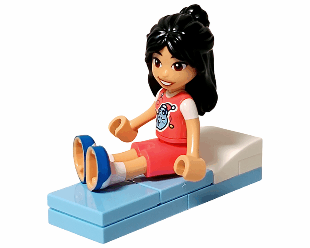 LEGO Friends 42668 リアンが水色のベッドに座るシーン。ピンクの服に黒髪のリアンがにっこり。