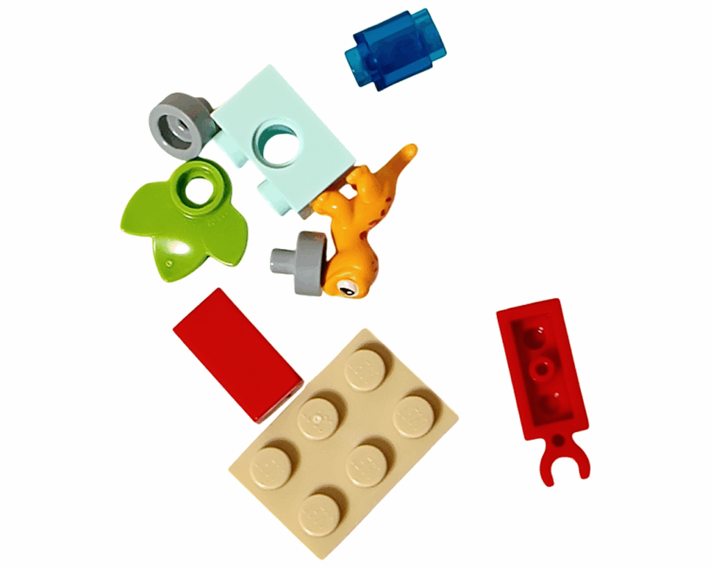 LEGO Friends 42668 6日目のパーツ一覧。オレンジのヤモリ、赤や緑の小ブロックなど。