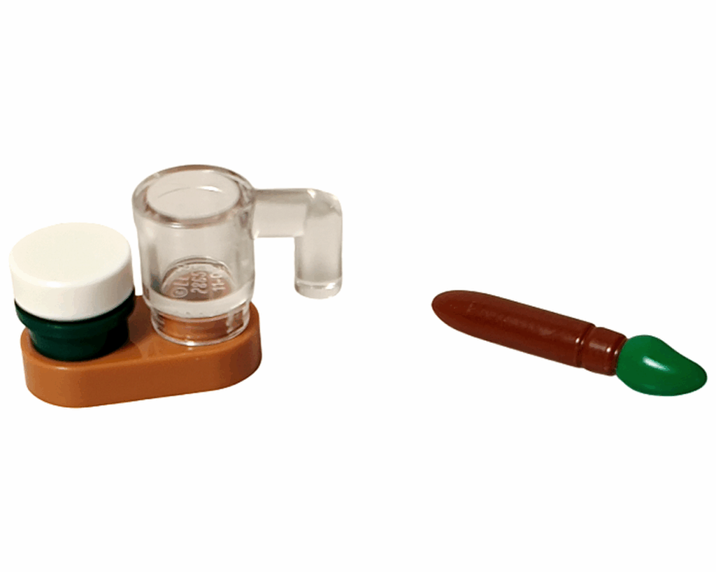 LEGO Friends 42668 リアンのアート道具。茶色の台に透明カップ、緑の筆、白いフタ付きの絵の具ボトル。