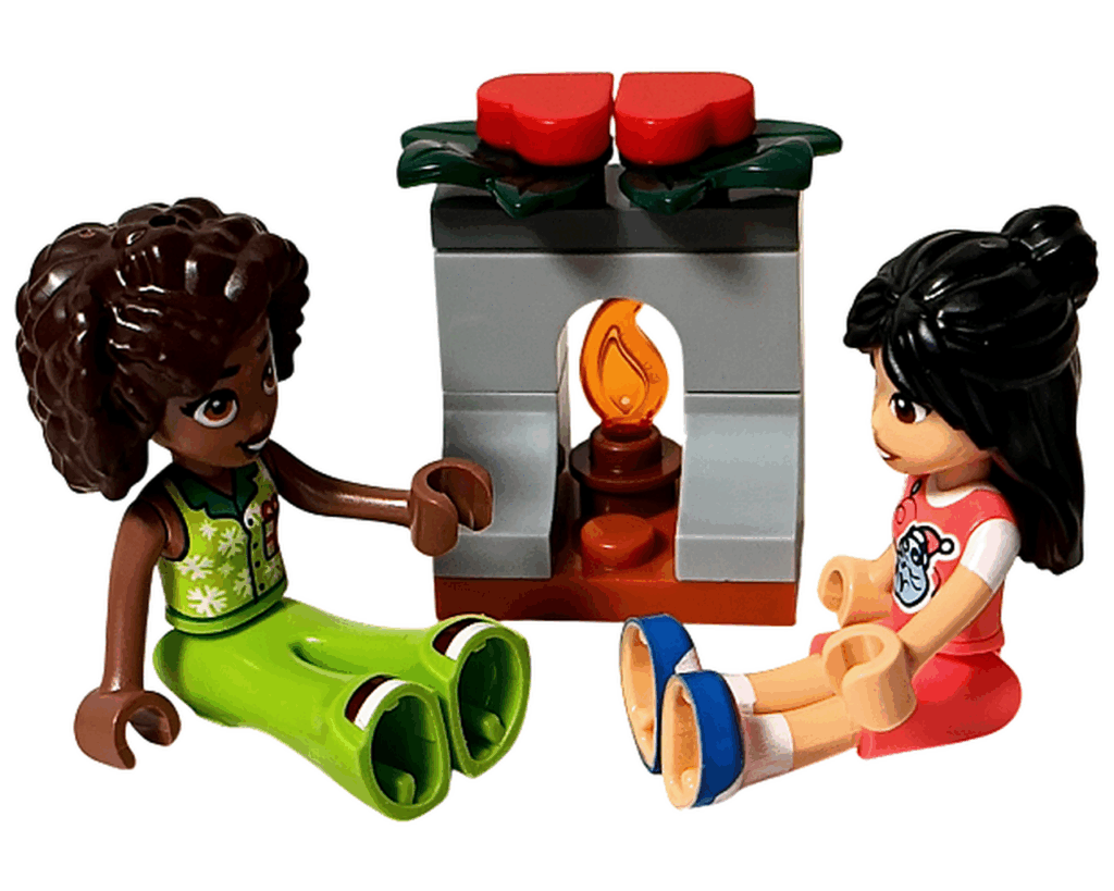 LEGO Friends 42668 暖炉の前に座るアリヤとリアン。中央にオレンジ色の炎パーツが灯り、2人が向かい合って楽しそうに話している。