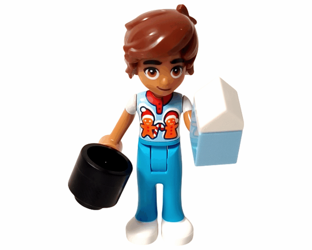 LEGO Friends 42668 レオのミニドール。ジンジャーブレッド柄のトップスを着て、黒いマグカップと白青のミルクパックを持っている。