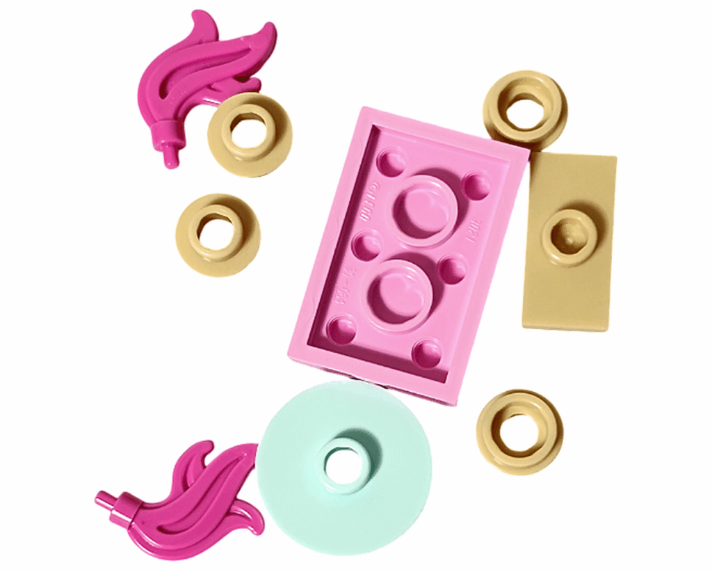 LEGO Friends 42668 14日目のパーツ一覧。ピンクのベース、ベージュの円柱パーツ、ピンクの炎パーツなど。