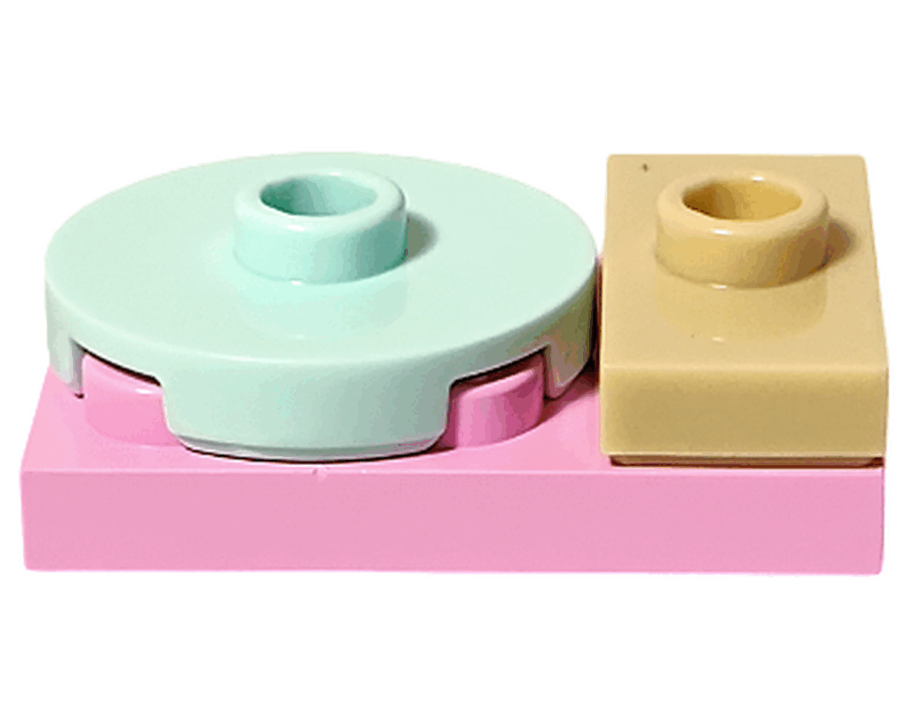 LEGO Friends 42668 爪とぎポストの組立途中。ピンクとベージュの円形パーツを積み上げている。