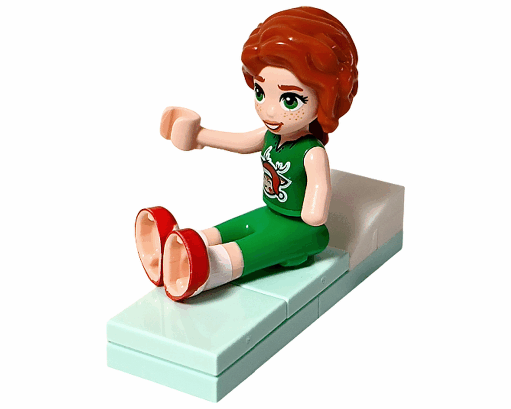 LEGO Friends 42668 オータムがミントグリーンのベッドに座るシーン。赤毛で緑のパジャマ姿。