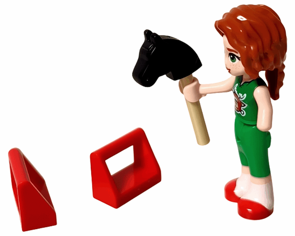 LEGO Friends 42668 オータムが木馬のおもちゃで遊んでいるシーン。緑の服を着たオータムが黒い馬の頭のスティックを持ち、赤い障害物が前に置かれている。