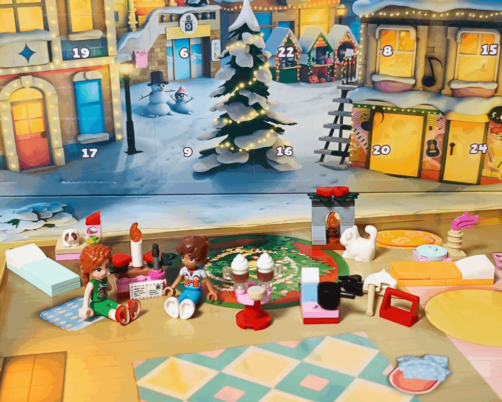 LEGO Friends 42668 第2部まとめシーン。レオとオータムが室内でホットチョコを飲みながら話している。背景には暖炉やツリー、チュロス、モルモット、家具が配置されている。