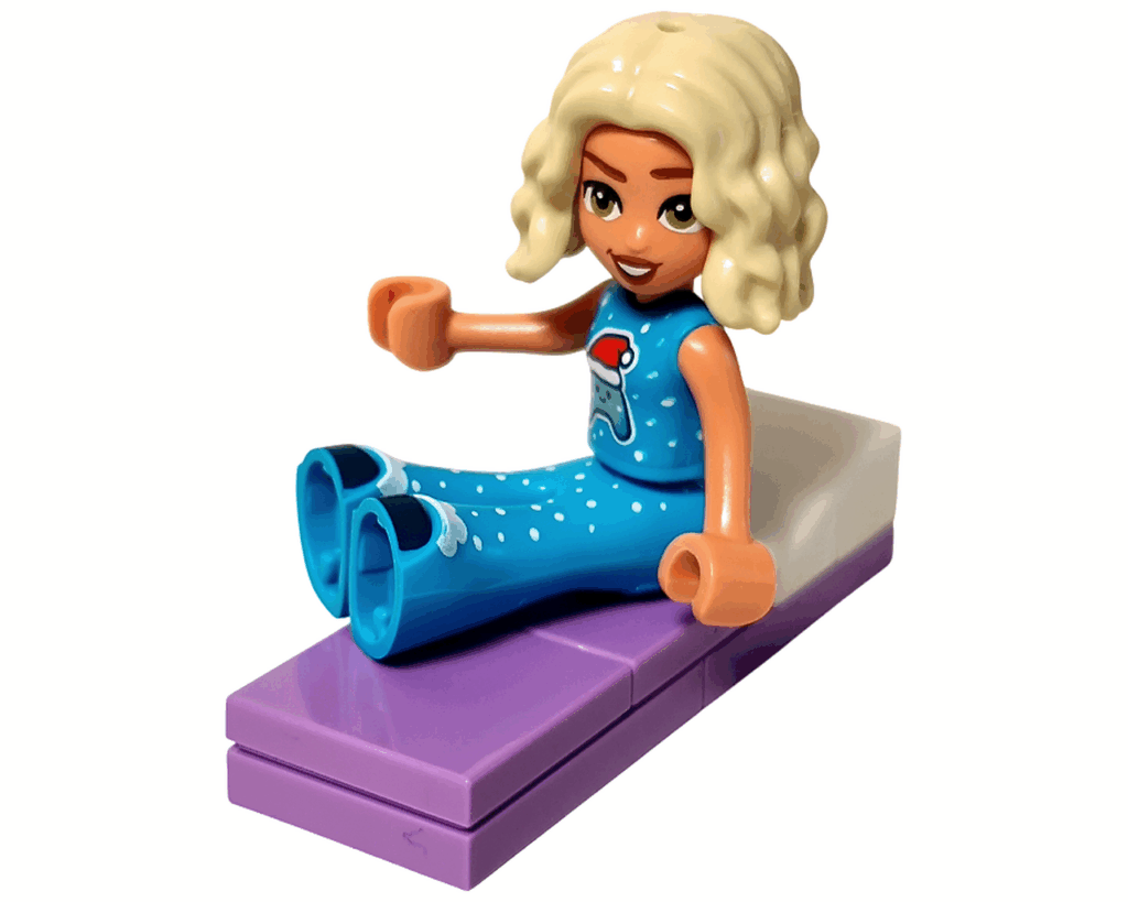 LEGO Friends 42668 ノヴァがベッドに座るシーン。ブルーのパジャマ姿で静かに微笑んでいる。