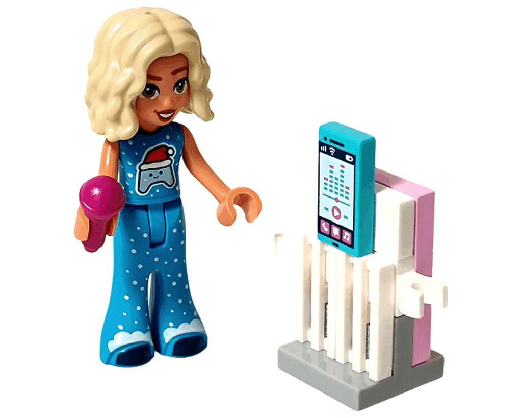 LEGO Friends 42668 ノヴァがピンクのマイクを手に、スマートフォン型のカラオケセットを調整しているシーン。青いサンタ帽デザインのパジャマを着ている。