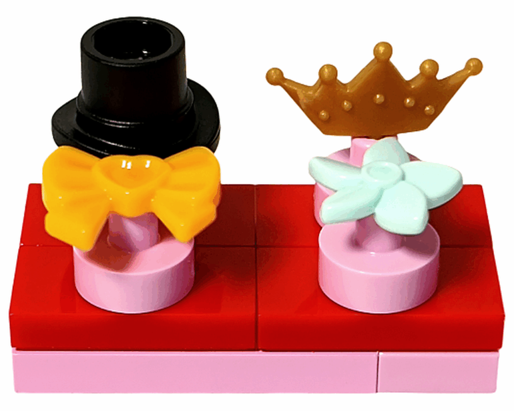 LEGO Friends 42668 アクセサリースタンド完成。赤とピンクの台座に帽子、リボン、花などが並ぶ。