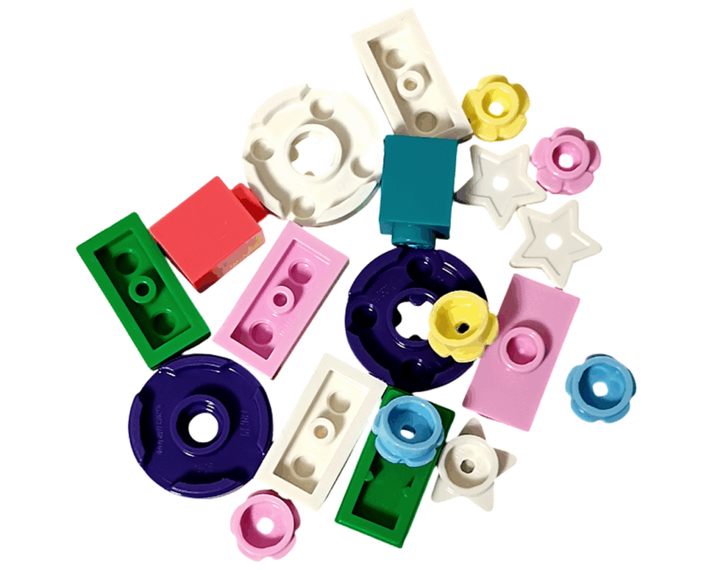 LEGO Friends 42668 23日目のパーツ一覧。白・ピンク・グリーン・パープルなどのブロック、星や花のパーツ。