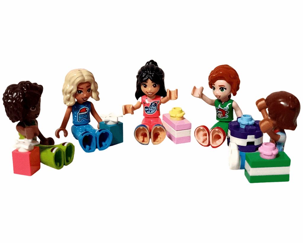 LEGO Friends 42668 23日目のシーン。アリヤ、ノヴァ、リアン、オータム、レオの5人が床に座り、手にしたプレゼントを見せ合っている。ピンク、ブルー、グリーンなどの箱が並ぶ。