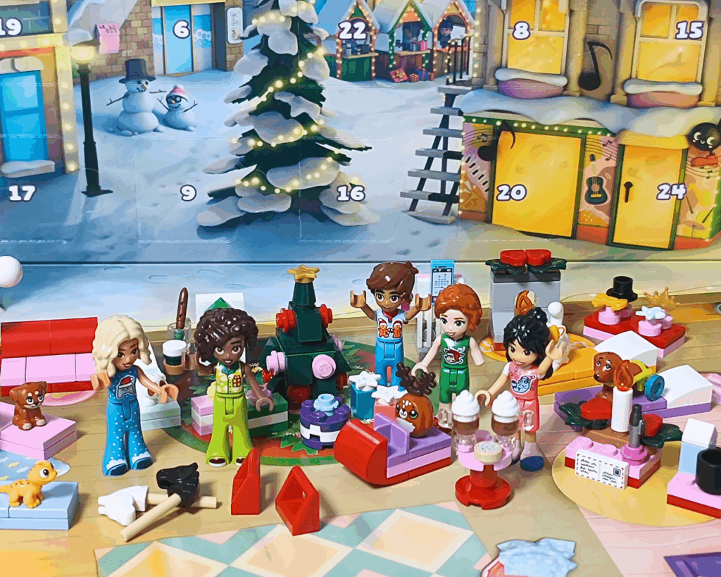 LEGO Friends 42668 フレンズ アドベントカレンダー2025 全体感想シーン。ツリーを中央に、アリヤ・ノヴァ・リアン・オータム・レオが座り、ピクルスやアイラや、チュロスなど動物たちもそばにいる。