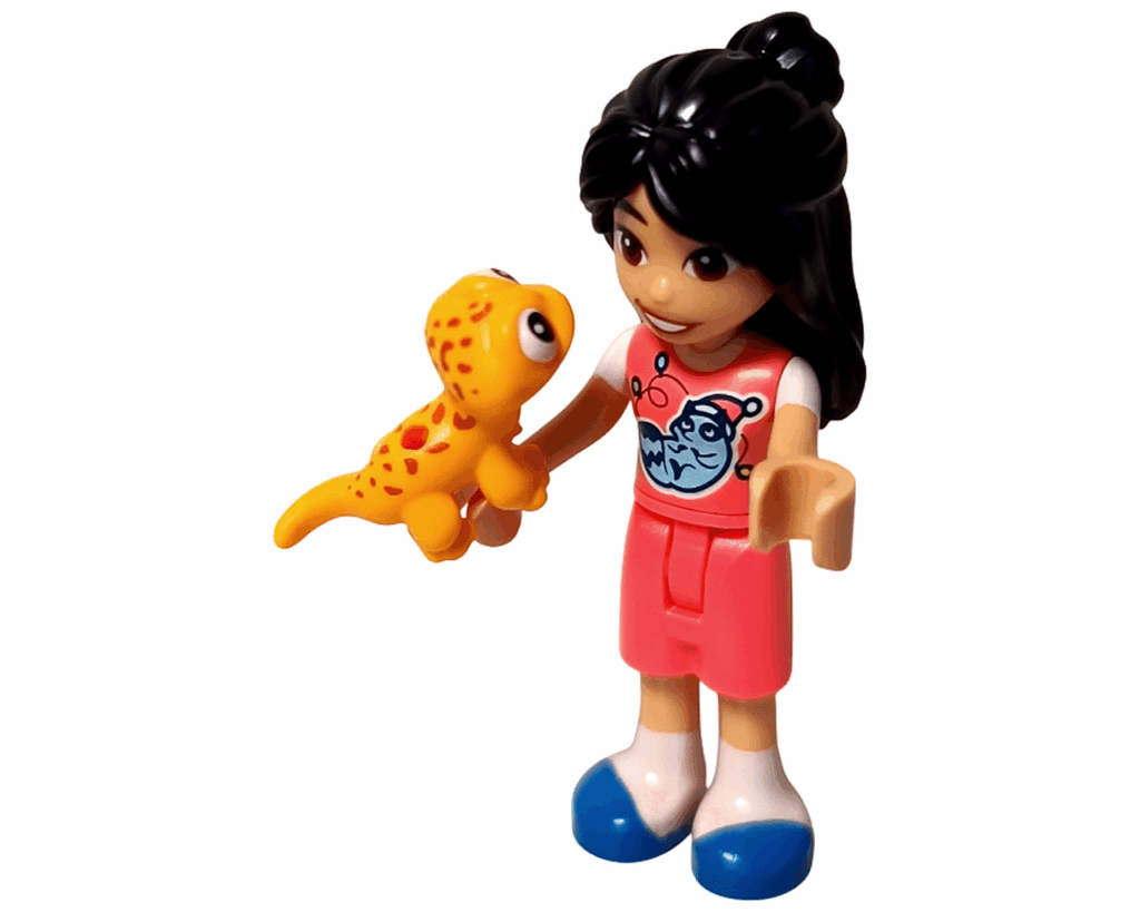 LEGO Friends 42668 リアン ミニドールが黄色いヤモリのポップコーンを持って微笑んでいる。