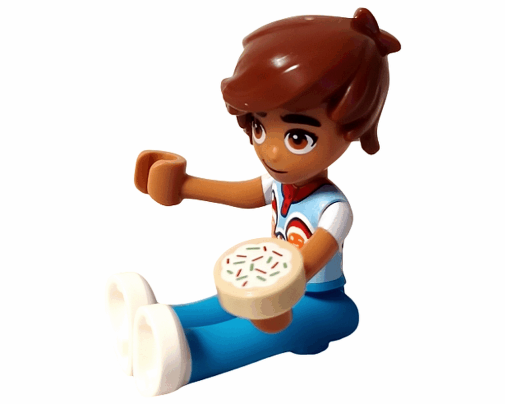 LEGO Friends 42668 レオ ミニドールが白いプレートにクッキーをのせて座っている。