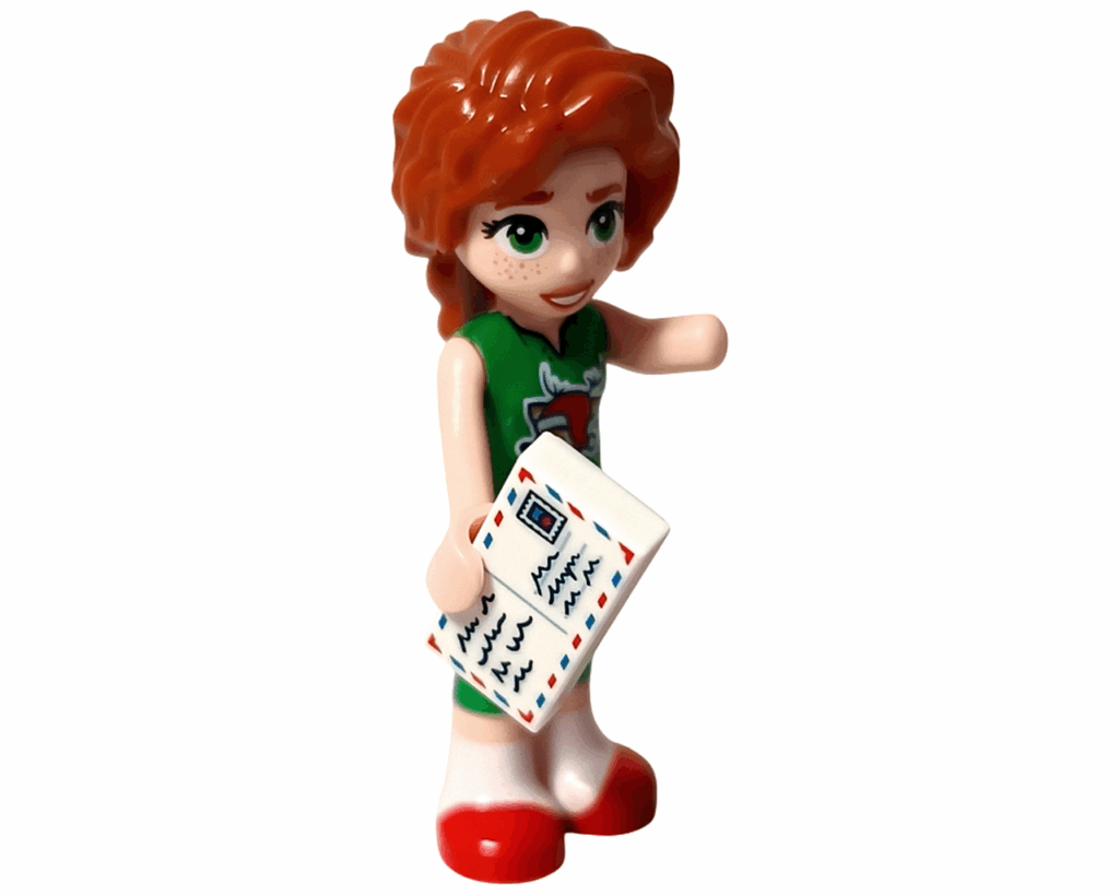 LEGO Friends 42668 オータム ミニドールが白い封筒を手に持って微笑んでいる。