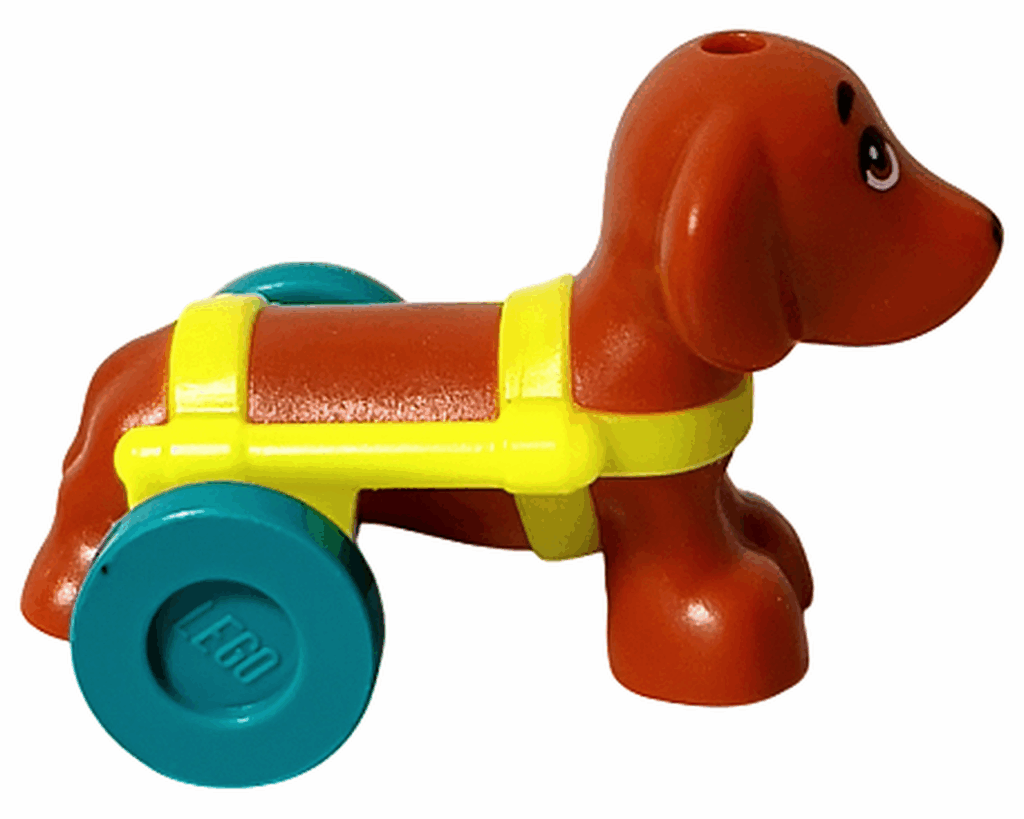 LEGO Friends 42668 ピクルス 動物フィギュア 右側。黄色いハーネスとターコイズの車輪をつけた茶色い犬が前を向く姿。