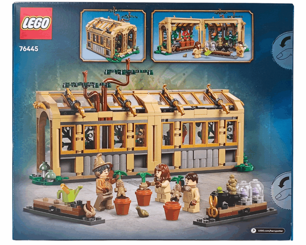 LEGO Harry Potter 76445 ホグワーツ城：薬草学の授業 パッケージ裏面。 温室内部でスプラウト先生がマンドレイクを掲げ、ハーマイオニーとネビルが鉢植えを前に立っている。 右側に紫色の標本棚、左に開閉できる屋根のギミック写真が配置されたデザイン。