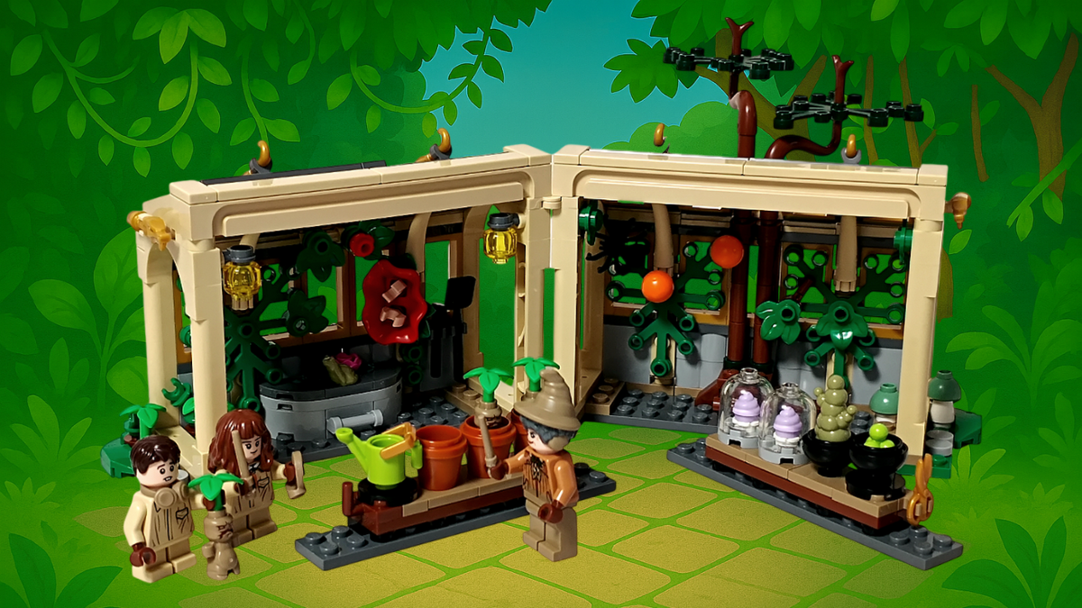 LEGO Harry Potter 76445「ホグワーツ城：薬草学の授業」アイキャッチ画像。 ホグワーツの温室でスプラウト先生、ハーマイオニー、ネビル・ロングボトムがマンドレイクの授業を行っている。 ガラスの温室内には赤い花、オレンジの実、薬草標本などが並び、周囲は緑の木々と蔦に囲まれた明るい空間。