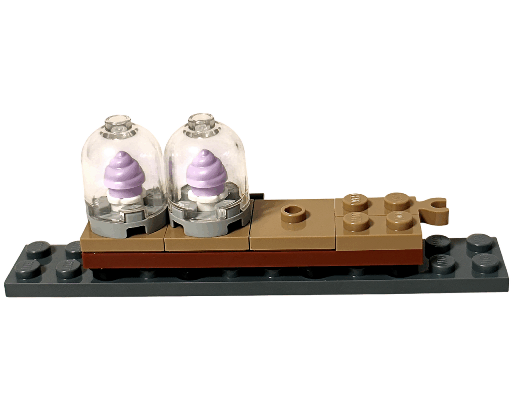 LEGO Harry Potter 76445 ホグワーツ城：薬草学の授業 魔法植物ディスプレイ。 2つの透明ドーム入り植物標本を並べ、 実験テーブルの上に飾ったホグワーツ温室の装飾シーン