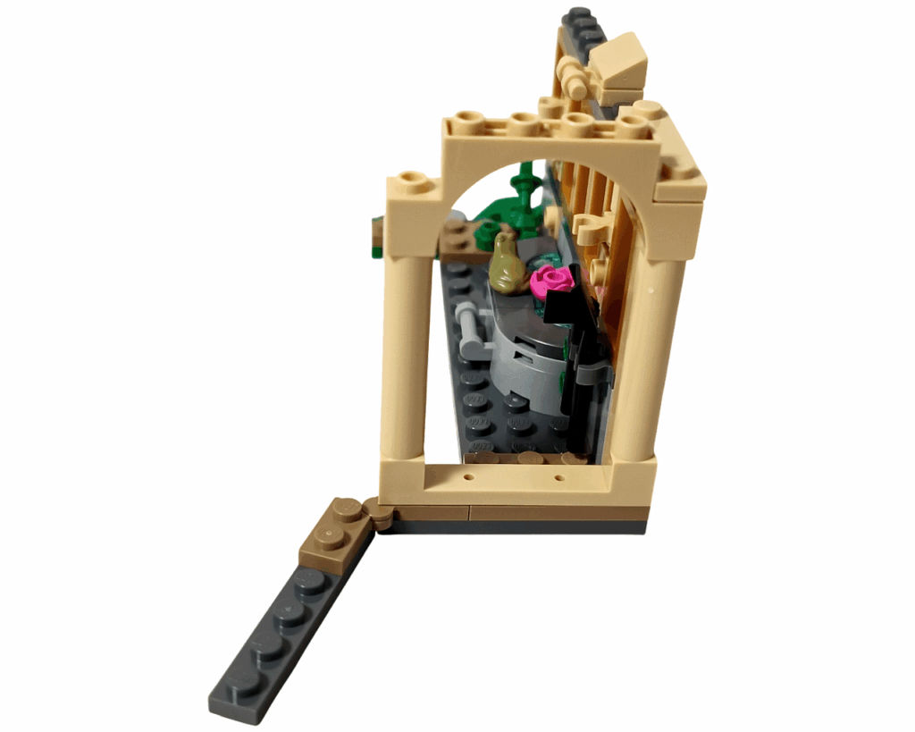 LEGO Harry Potter 76445 ホグワーツ城：薬草学の授業 温室の裏面構造。 ベージュのアーチ柱で背面を補強し、内側に水場と植物が見える。 正面の壁を開いて遊べるギミック構造になっている。