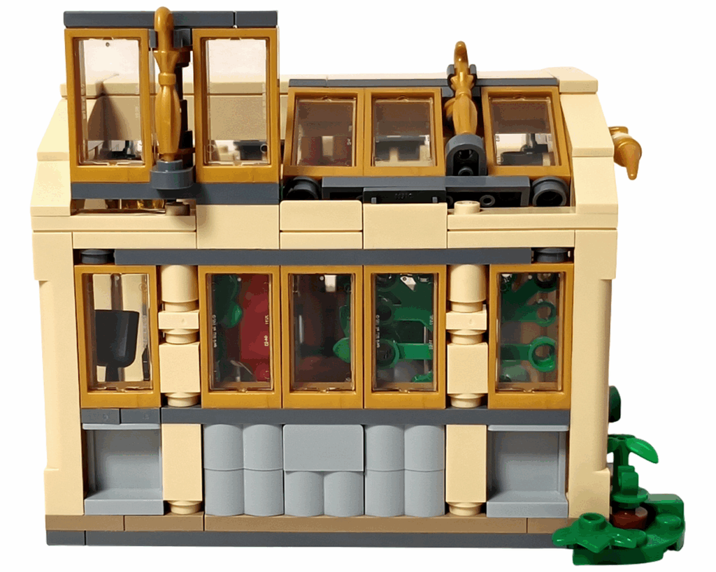 LEGO Harry Potter 76445 ホグワーツ城：薬草学の授業 左側天窓部分。 金色の装飾を備えた透明パネルを屋根に取りつけ、開閉できる構造にした。