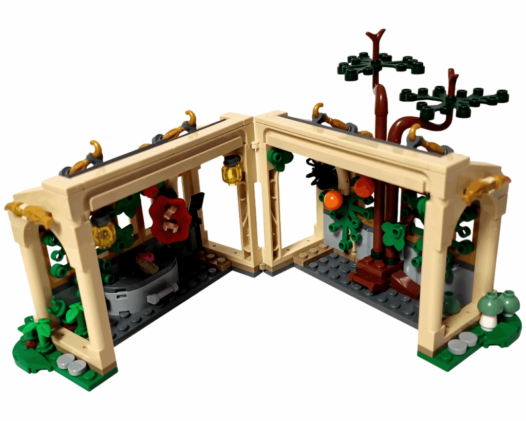 LEGO Harry Potter 76445 ホグワーツ城：薬草学の授業 温室を開いた状態。 左右のアーチを開いて内部を展開し、赤い花・オレンジの実・木の枝・照明が配置された。