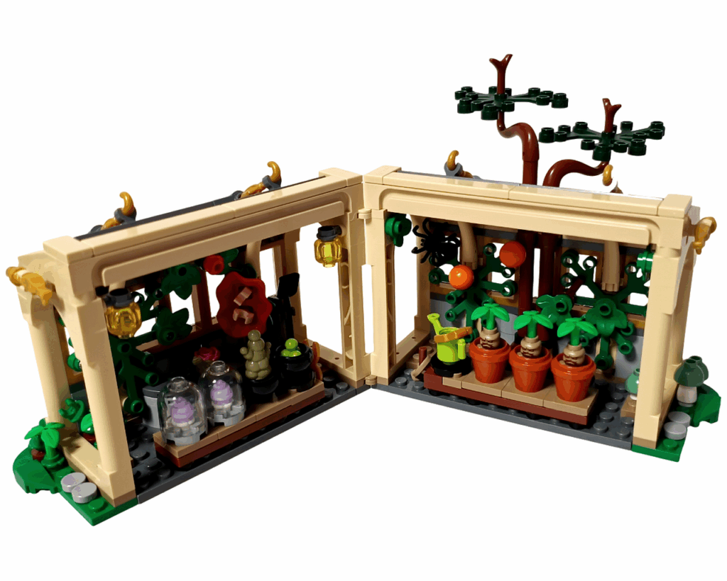 LEGO Harry Potter 76445 ホグワーツ城：薬草学の授業 温室内部ディスプレイ。 棚に3つの鉢植えと透明ドーム入り標本、ジョウロが配置された内部構造。