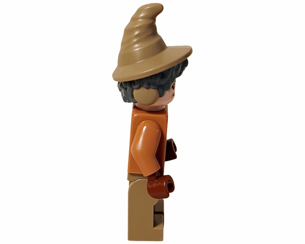 LEGO Harry Potter 76445 スプラウト先生 ミニフィグ右側。とんがり帽子の形と袖のラインが見える。