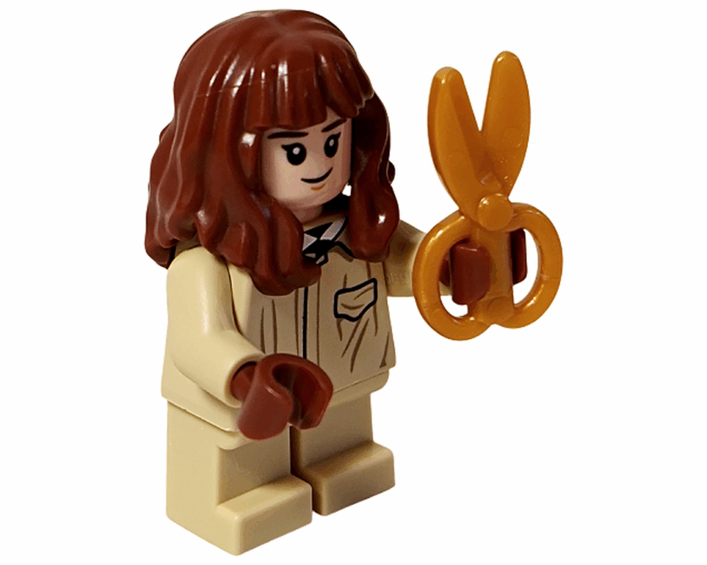 LEGO Harry Potter 76445 ハーマイオニー ミニフィグがオレンジ色のハサミを持っている。