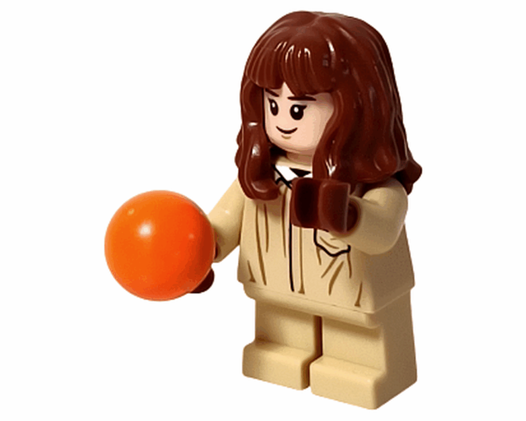 LEGO Harry Potter 76445 ハーマイオニー ミニフィグがオレンジの木の実を持っている。