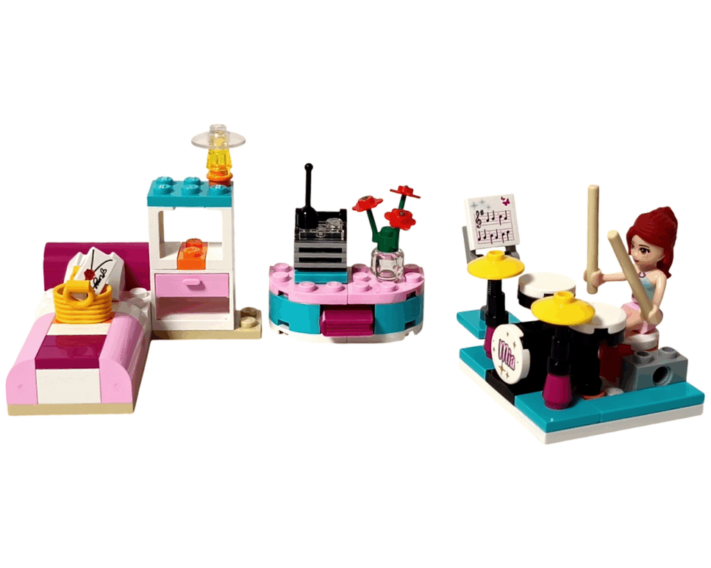 ミニドールのミアがドラムを叩き、ベッドやシェルフ、譜面台がそろったベッドルーム完成写真