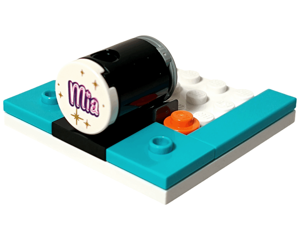 白い円形タイルに『Mia』とプリントされたベースドラム