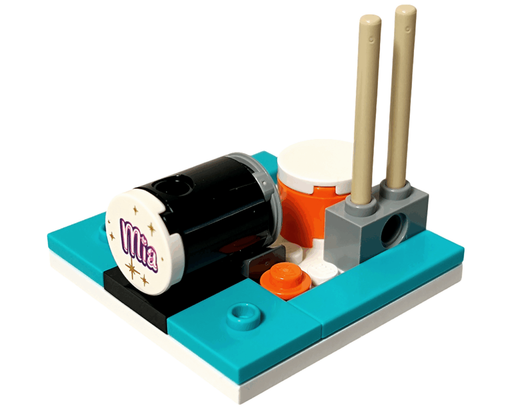 ベースドラムとオレンジのタム、ベージュのスティックが付いたドラム