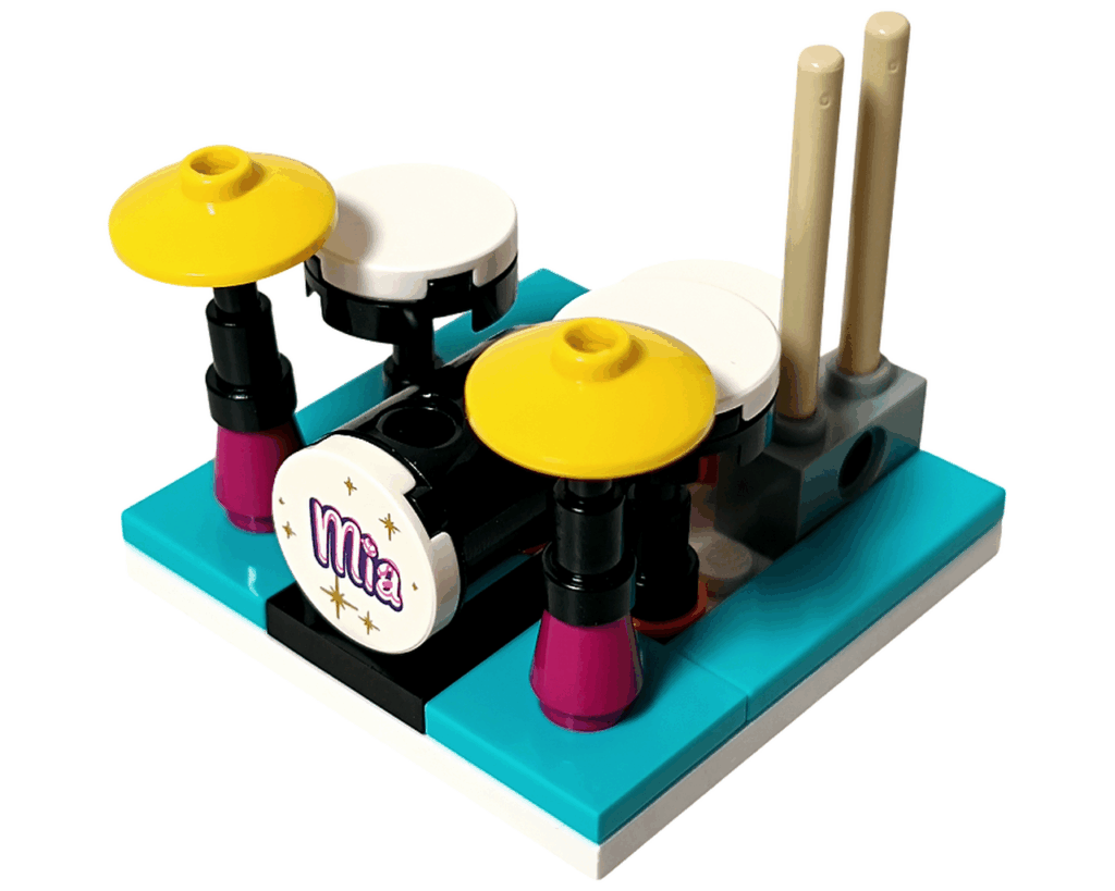 黄色いシンバルが付いた完成したドラムセット