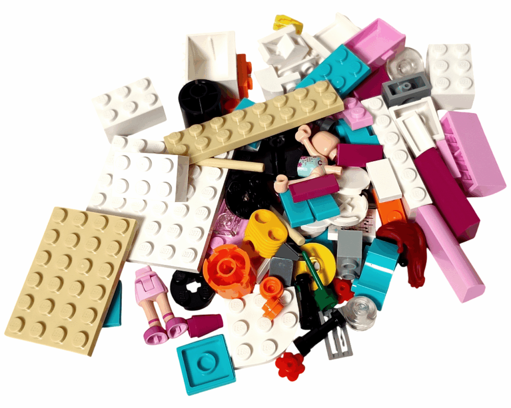 LEGO Friends 3939 ルームデコセット 開封直後のパーツ。ピンクやマゼンタ、水色、白などのブロックが並んでいる