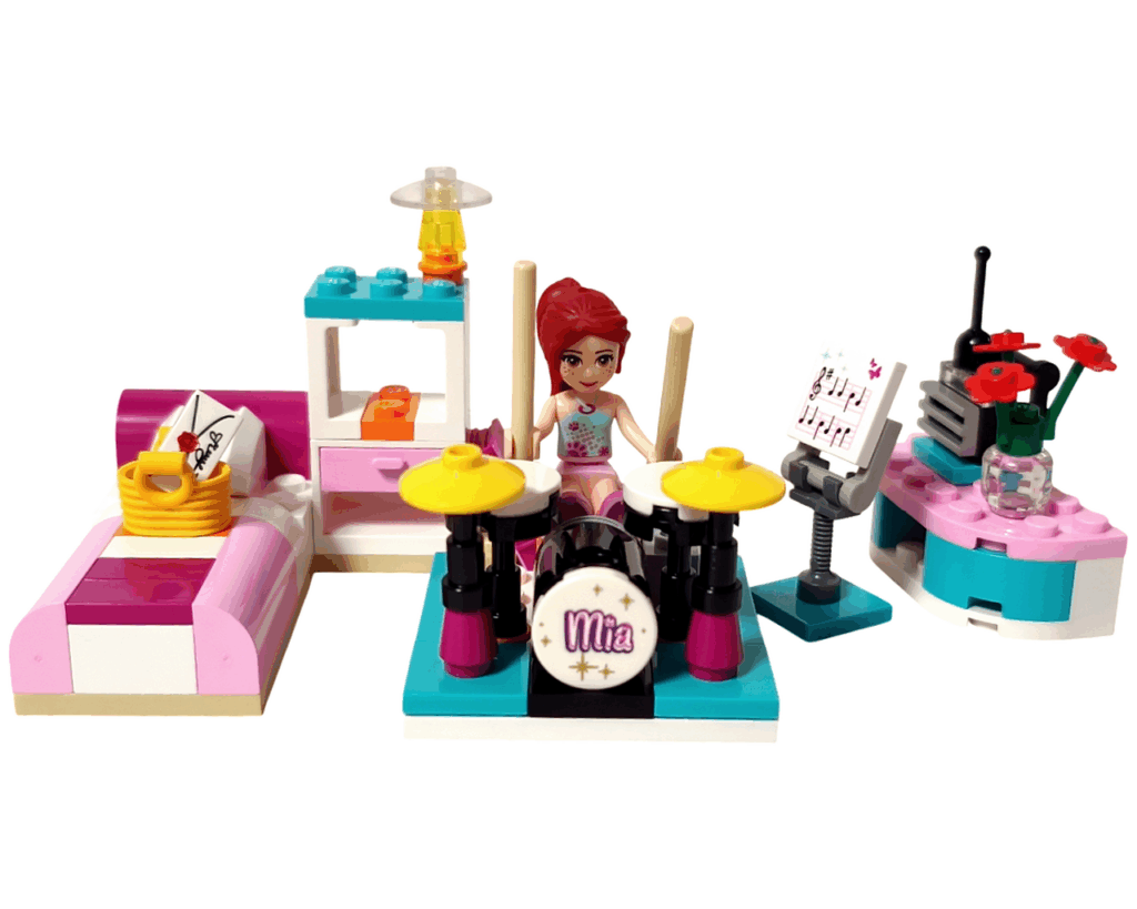 LEGO Friends 3939 ルームデコセット 全体写真。ベッド、シェルフ、譜面台、ドラムセット、ミアのミニドールがそろっている