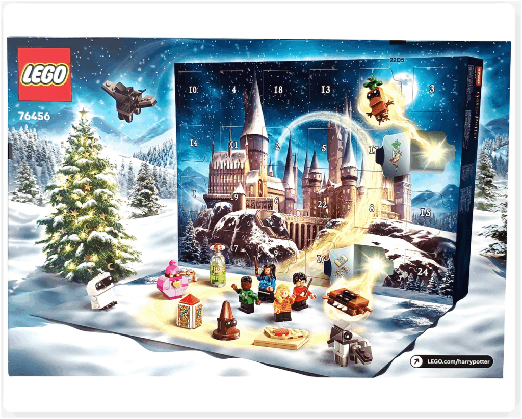 LEGO Harry Potter 76456「ハリー・ポッター アドベントカレンダー2025」パッケージ裏面。 満月の夜空と雪のホグワーツ城を背景に、24の番号つき扉が配置されている。 ハリー、ルーナ、チョウ、ブレーズのミニフィギュアとマンドレイクやポーションなどのミニモデルが並ぶ。