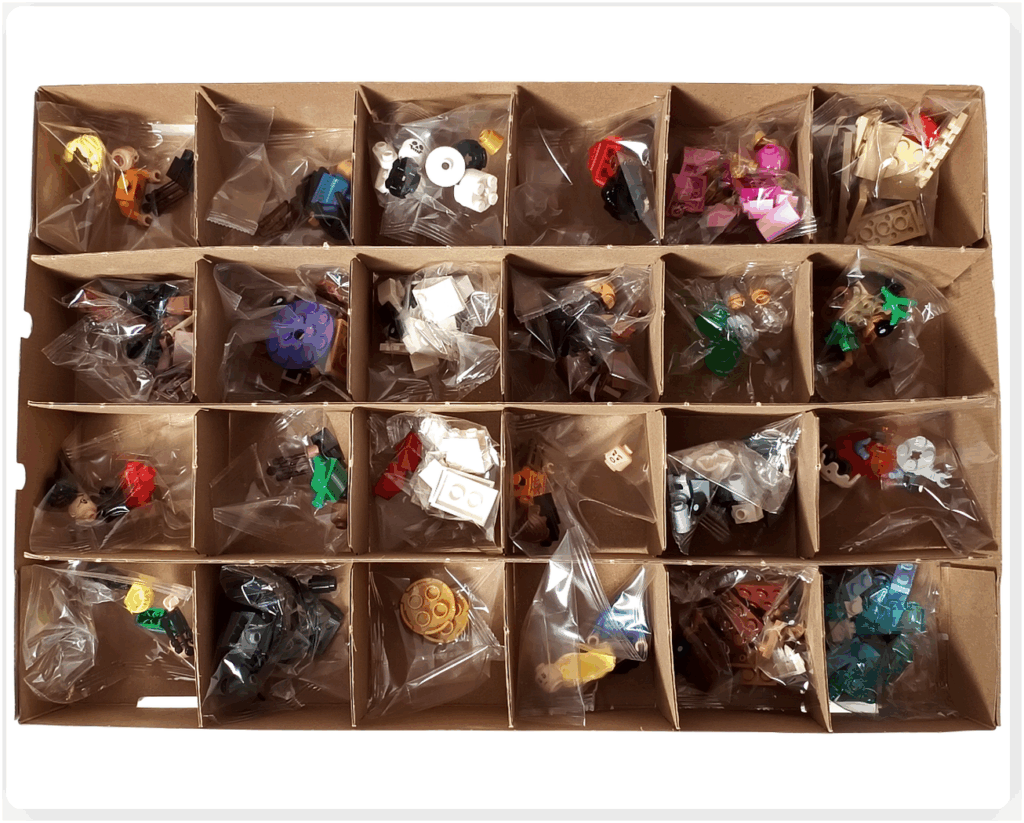 LEGO Harry Potter 76456「ハリー・ポッター アドベントカレンダー2025」ボックス内部。 24の区画に透明袋が並び、ミニフィギュア、魔法生物、アクセサリーパーツなどが分けて入れられている。 アドベントカレンダー形式で、1日ずつ開けて組み立てる仕様。