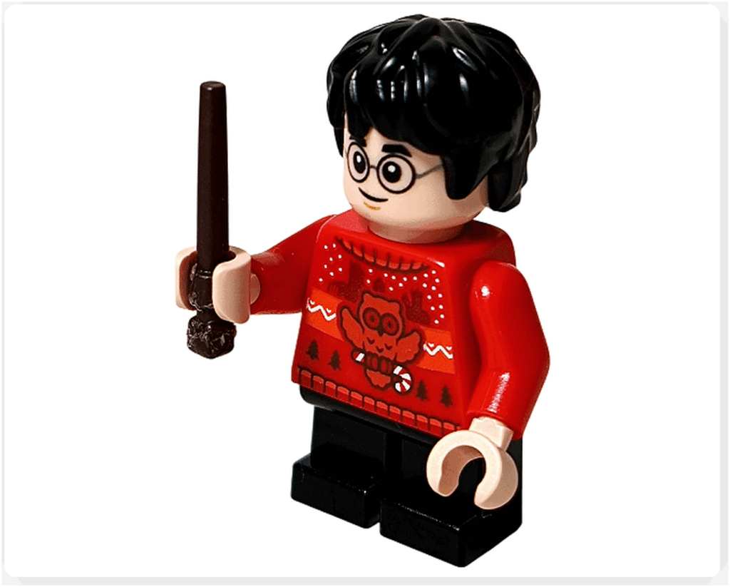 LEGO Harry Potter 76456「ハリー・ポッター アドベントカレンダー2025」ハリー・ポッターのミニフィギュア完成。 赤いセーターにフクロウ柄、黒いズボン、黒髪のスタイル。右手に杖を持ち、正面を向いて立っている。