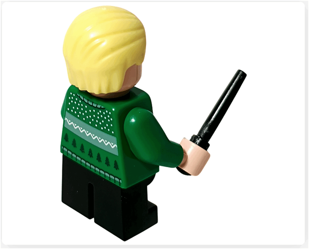 LEGO Harry Potter 76456「ハリー・ポッター アドベントカレンダー 2025」ドラコ・マルフォイ背面。 緑のセーターに白と濃緑の編み込み模様が施され、下部にツリー柄が描かれている。