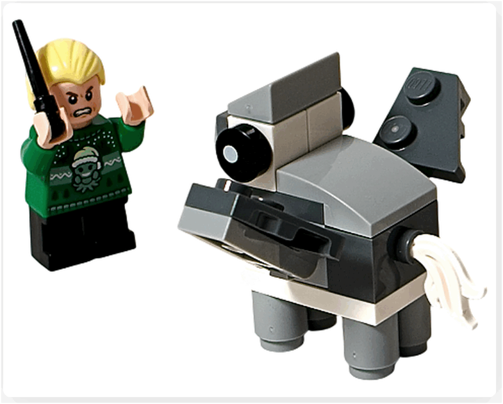 LEGO Harry Potter 76456「ハリー・ポッター アドベントカレンダー2025」 ドラコ・マルフォイとバックビークのシーン。 バックビークが灰色の翼を広げ、前方でマルフォイが驚いた表情で後ずさっている。 冬のホグワーツの森を思わせる、緊張感のある構図。