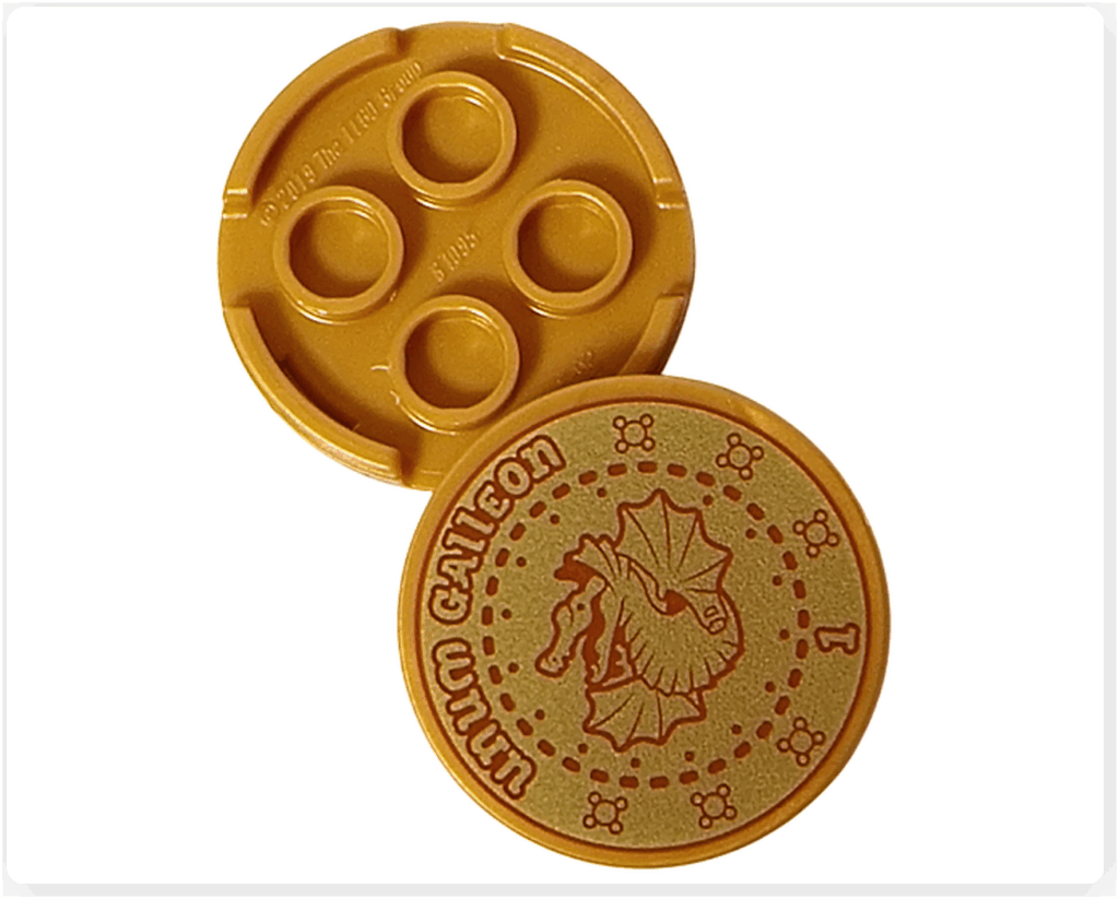 LEGO Harry Potter 76456「ハリー・ポッター アドベントカレンダー2025」9日目のパーツ。 金色のコイン型プレートが1枚。片面に“1 GALLEON”と魔法生物のエンブレムがプリントされている。 ホグワーツ魔法界の通貨をモチーフにしたデザイン。
