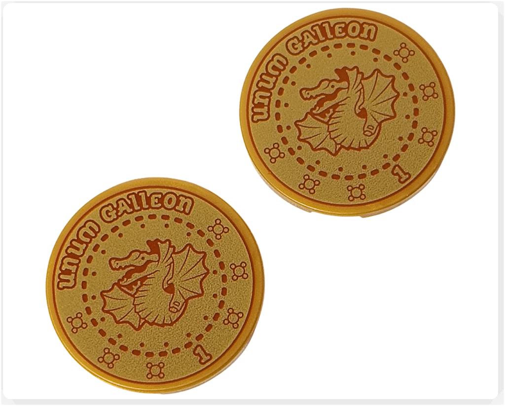 LEGO Harry Potter 76456「ハリー・ポッター アドベントカレンダー2025」9日目のガレオン硬貨。 金色のコイン型パーツが2枚並び、表面に“UNUM GALLEON”と翼を持つ魔法生物の紋章がプリントされている。 魔法界の通貨を再現したディテール。