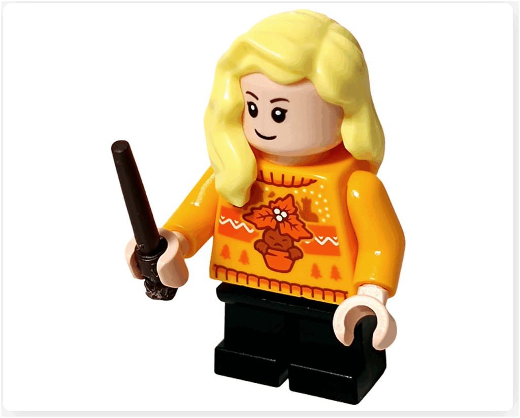 LEGO Harry Potter 76456「ハリー・ポッター アドベントカレンダー2025」10日目。 ハンナ・アボットのミニフィギュア完成。黄色い髪、オレンジイエローのセーターにマンドレイク柄のプリント、黒い脚部、茶色の杖を持つ。