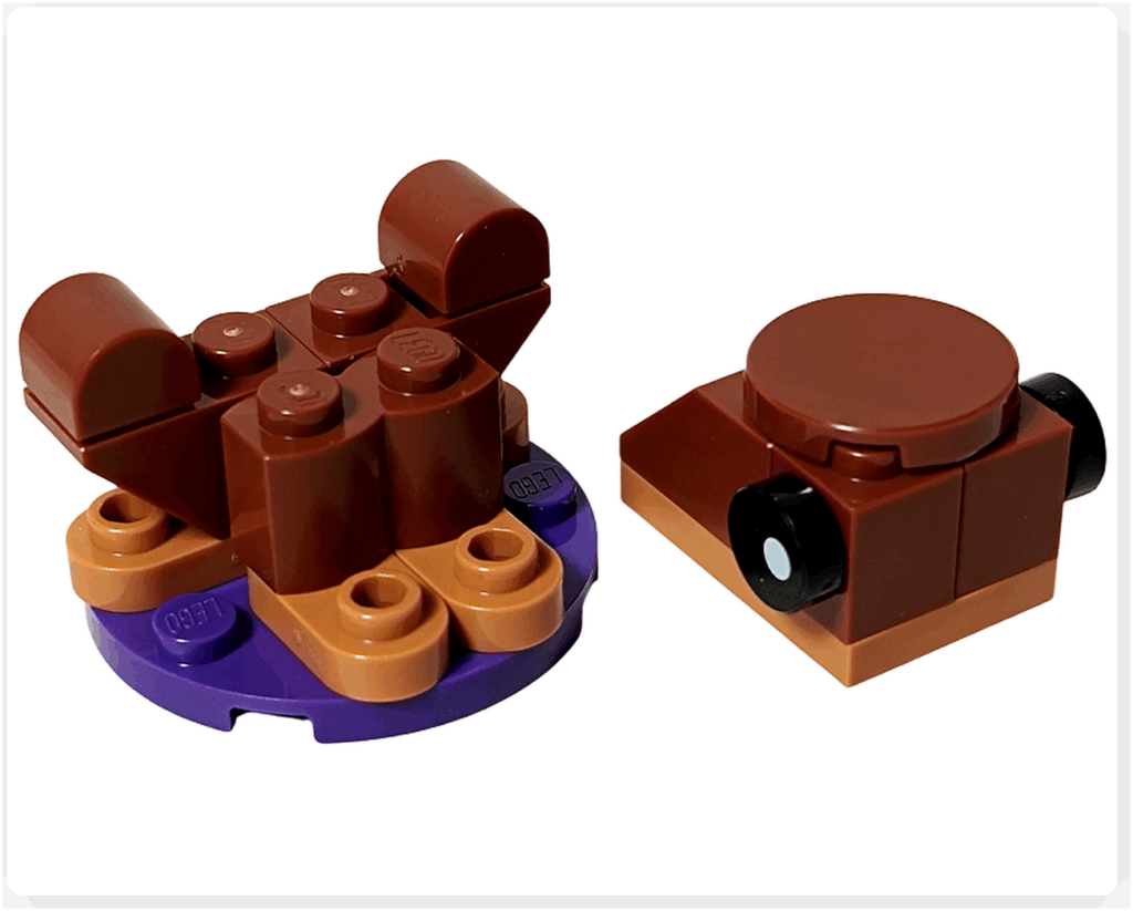 LEGO Harry Potter 76456「ハリー・ポッター アドベントカレンダー2025」11日目の組立途中。 紫の丸型プレート上に茶色とキャラメルブラウンのブロックを組み合わせ、チョコレート・フロッグの体と台座部分を形作っている。