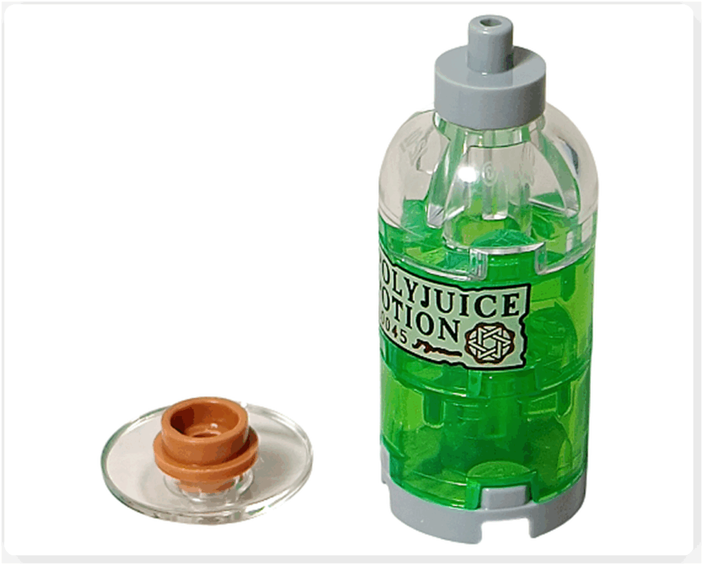 LEGO Harry Potter 76456「ハリー・ポッター アドベントカレンダー2025」12日目のポリジューズ薬組立途中。 透明パーツの中にグリーンのブロックが重なり、ラベル「POLYJUICE POTION」が貼られた状態。 横に茶色のキャップパーツが置かれている。