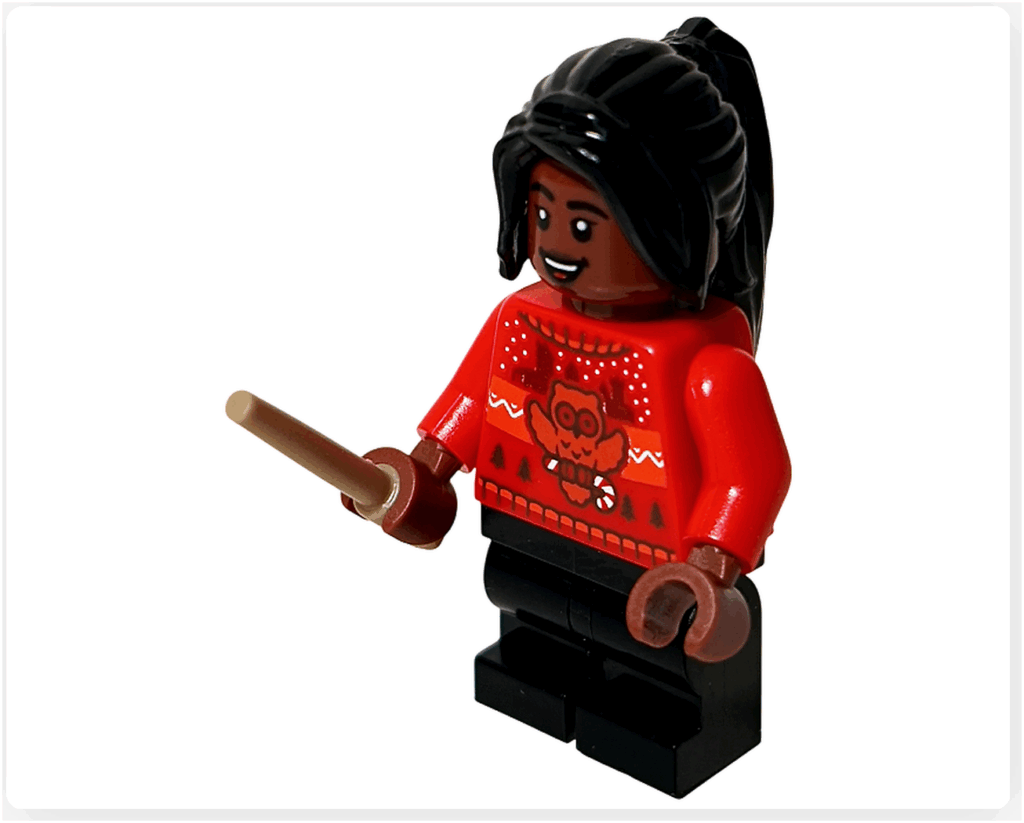 LEGO Harry Potter 76456 アンジェリーナ・ジョンソンのミニフィギュア正面。 赤いセーターにフクロウ模様が入り、黒いポニーテールヘアと黒いパンツを着用している。 右手に杖を持ち、ほほえんでいる表情。