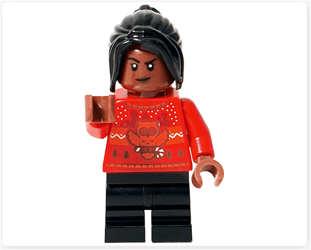 LEGO Harry Potter 76456 アンジェリーナ・ジョンソンのミニフィギュア。 険しい表情で正面を向き、赤いセーターにフクロウ柄が入っている。 黒髪のポニーテールと黒いパンツを着用している。