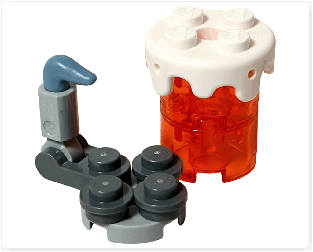 LEGO Harry Potter 76456「ハリー・ポッター アドベントカレンダー2025」15日目の組立途中。 白い丸型パーツを上部に重ね、オレンジ色の透明ブロックでジョッキを表現している。